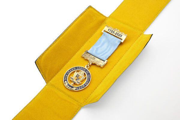 Tercentenary Gilt Jewel - Image 3